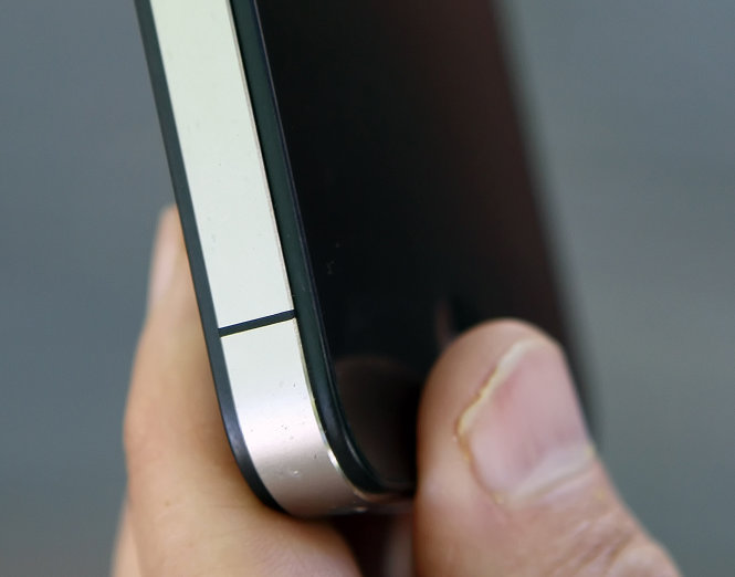 
Khe hở trên vỏ máy iPhone 4 đã gây ra những trục trặc về anten cho một số người dùng - Ảnh: George Frey/Bloomberg

