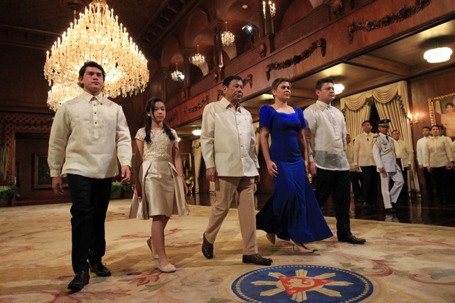 
 Cô con gái Sara (đầm xanh) của ông Duterte sẽ đảm nhận vai trò đệ nhất phu nhân Philippines. Ảnh: ABS-CBN
