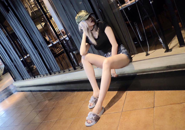 C&ocirc; n&agrave;ng sở hữu đ&ocirc;i ch&acirc;n thon d&agrave;i thẳng tắp.