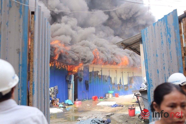 Toàn bộ khu nhà lán rộng khoảng 1.000 m2 bị cháy rụi chỉ trong ít phút.