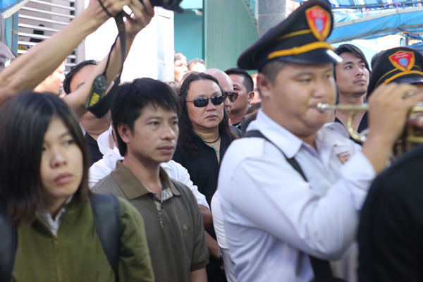 Bạn thân của Minh Thuận - ca sĩ Nhật Hào đứng lẫn trong đám đông.