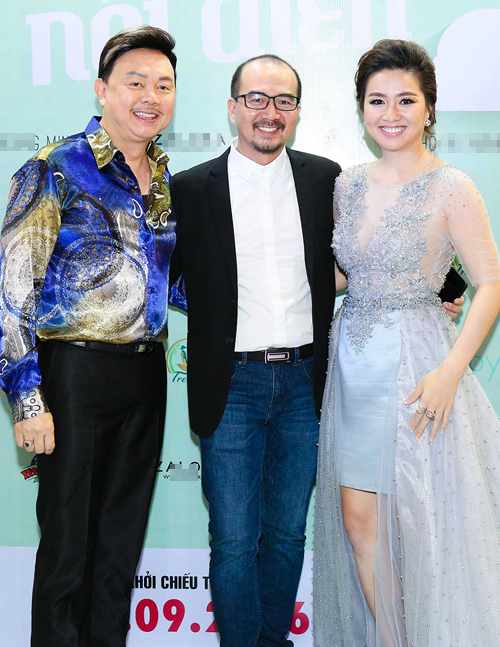 
Chí Tài và Lê Khánh rạng rỡ bên đạo diễn Cao Tấn Lộc.

