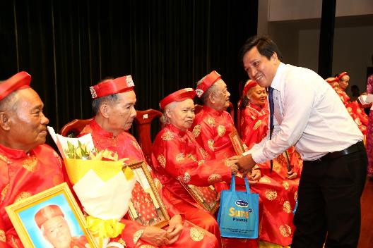 Ông Phan Nguyễn Minh Nhựt – Giám đốc Kinh doanh khu vực HCM của Vinamilk tặng quà cho các Cụ trong lễ mừng thọ