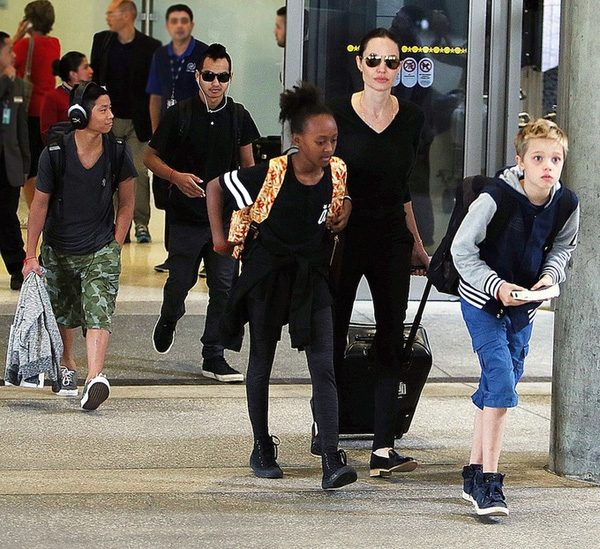 
Đại gia đình thường xuyên di chuyển và bị bắt gặp ở sân bay.
