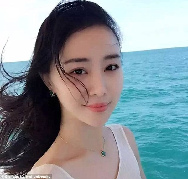 Huang Leiping, cô giáo với gương mặt “baby”, đam mê các điệu múa dân gian và từng đoạt nhiều giải thưởng quốc gia. Đối với học sinh, Huang là giáo viên vừa hài hước, vừa nghiêm khắc.