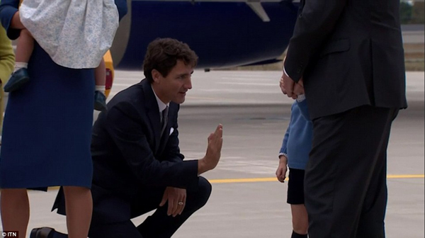 
Ông Trudeau đề nghị đập tay và bắt tay George nhưng cậu bé tỏ ra rụt rè và lắc đầu từ chối.
