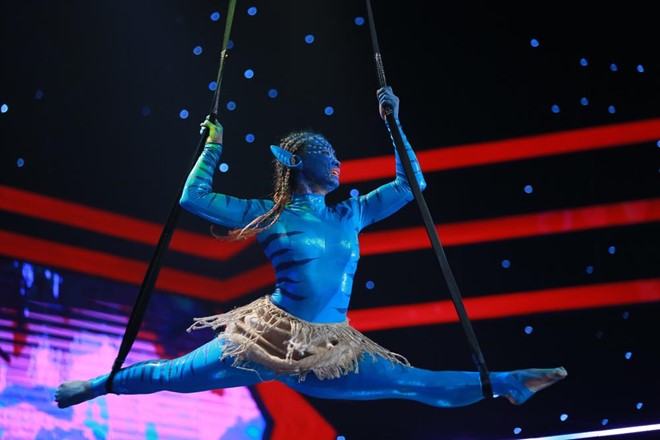 
Vũ công Ngọc Anh làm khán giả thích thú khi thực hiện màn đu dây trên không kết hợp vũ đạo để kể về câu chuyện tình yêu trong phim Avatar.
