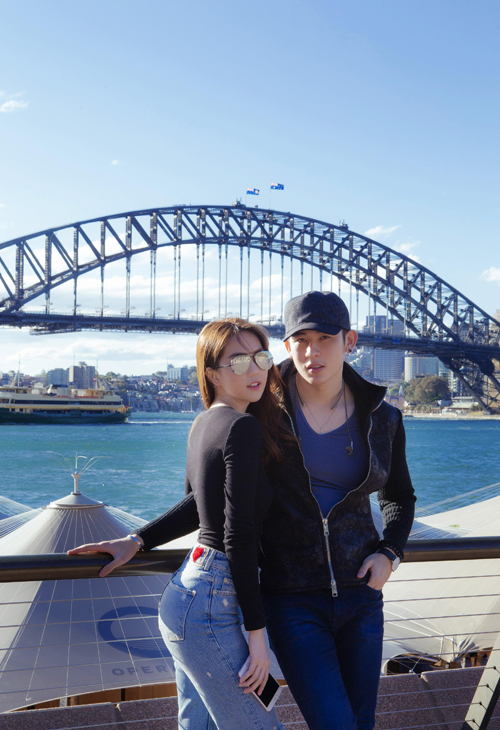 
Cả hai tình tứ tựa sát vào nhau như một đôi uyên ương trên cây cầu Sydney Harbour.
