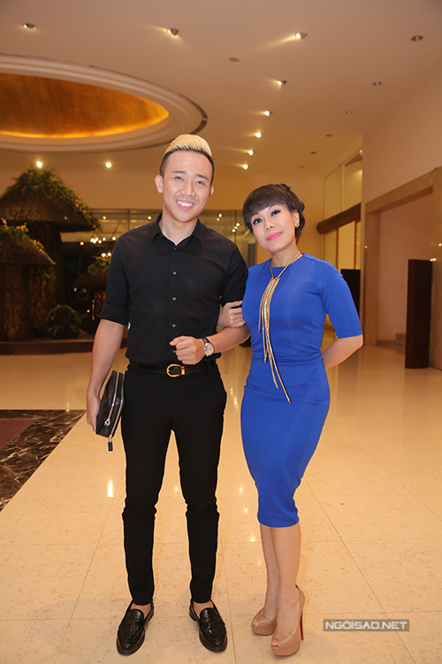 MC Trấn Thành đi cùng nghệ sĩ hài Việt Hương.