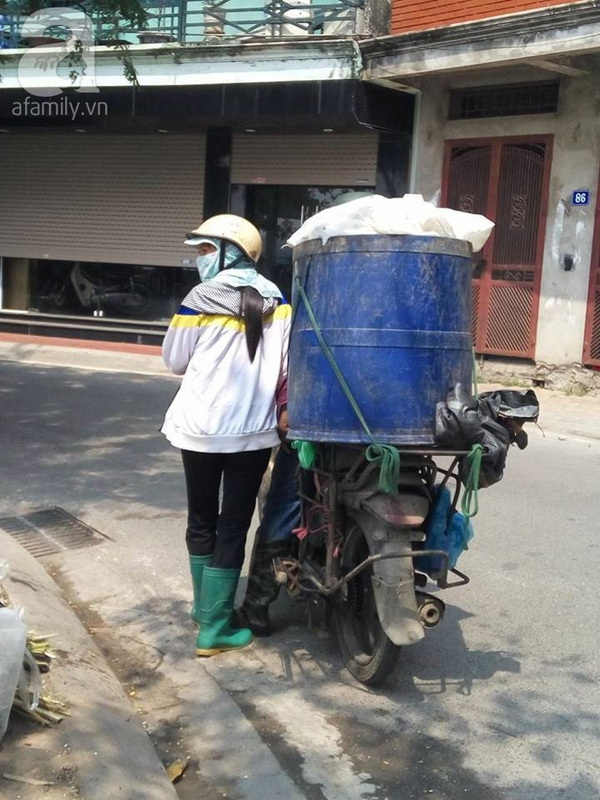 Người phụ nữ đang ngó nghiêng khu vực xung quanh hồ...