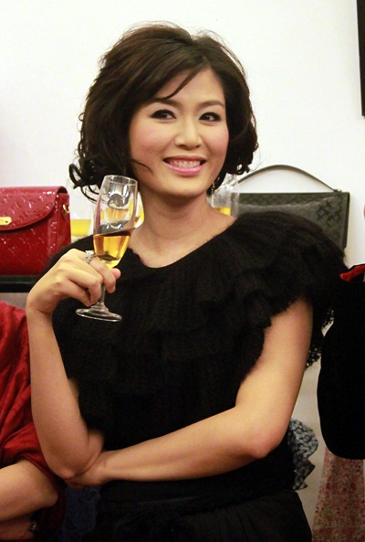 
Năm 2009, người đẹp thay đổi vẻ ngoài với tóc ngắn. Trong số những Hoa hậu Việt Nam, Thu Thủy được coi là người ăn nói sắc sảo nhất. Cô cũng sở hữu thần thái khá kiêu kỳ.
