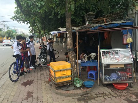T&uacute;p lều ở ven đường - nơi c&oacute; một gia đ&igrave;nh nhỏ ngập tr&agrave;n hạnh ph&uacute;c