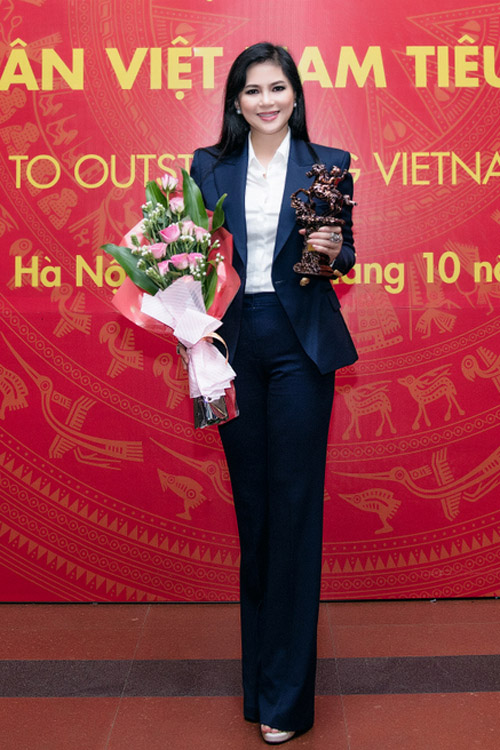 
Thủy Tiên cùng chồng là doanh nhân Johnathan Hạnh Nguyễn hai năm liên tiếp được bình chọn vào danh sách 500 người có ảnh hưởng đến nền công nghiệp thời trang trên thế giới.
