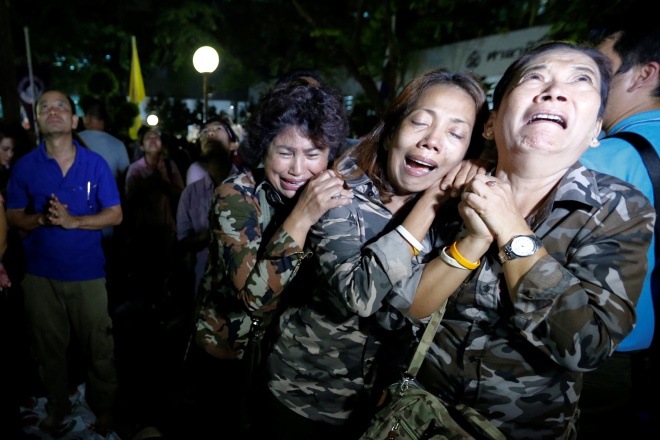 
Nhà vua Bhumibol tái nhập viện hồi tháng 5/2015 và lần cuối xuất hiện trước công chúng hồi tháng một, khi ông thăm cung điện ở Bangkok vài giờ.
