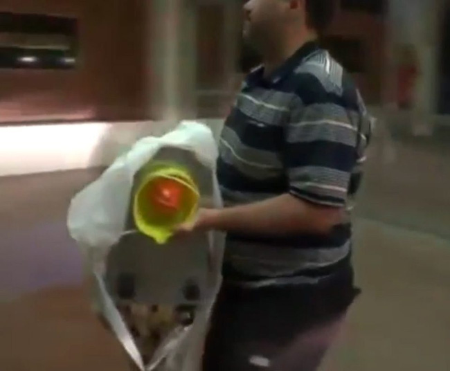 
Bố của Mumin đ&atilde; nhanh ch&oacute;ng vứt bỏ chiếc m&aacute;y xay tai họa.
