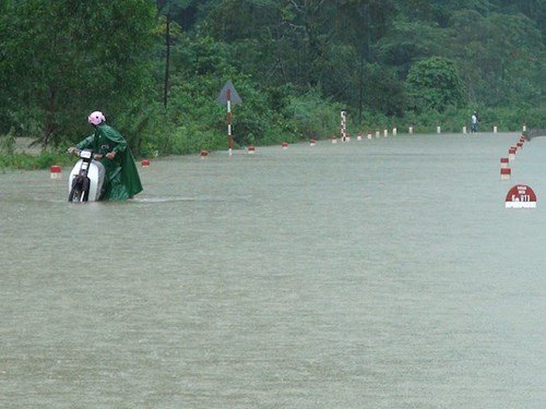 
Nhiều đoạn đường ngập sâu ở Quảng Bình đến 3m.
