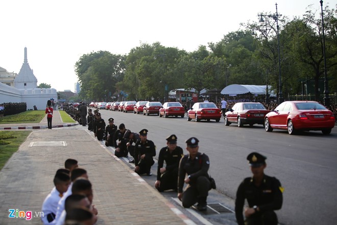 
Đoàn xe hộ tống linh xa của Nhà vua Bhumibol Adulyadej về cung điện. Ảnh: Hải An
