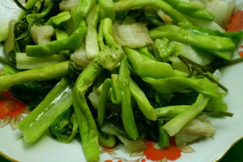 Bèo tây được ngâm nước mối pha loãng rồi bóp sạch để ráo nước