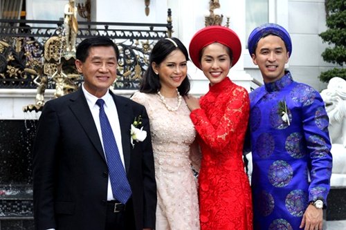 Tăng Thanh Hà trong ngày cưới Louis Nguyễn bên bố mẹ chồng