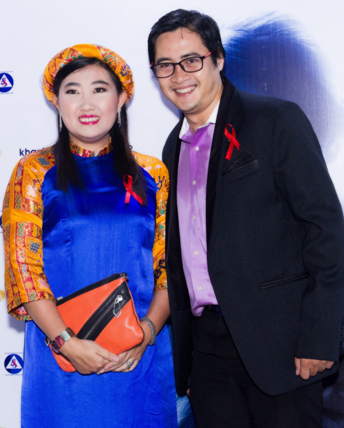 
Ngọc Tưởng làm đạo diễn phim Đường về 2. Nhà thiết kế Minh Thư đến ủng hộ bộ phim của anh.
