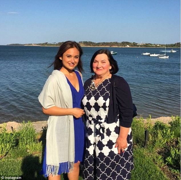 Vanessa Marcotte chụp ảnh cùng mẹ.