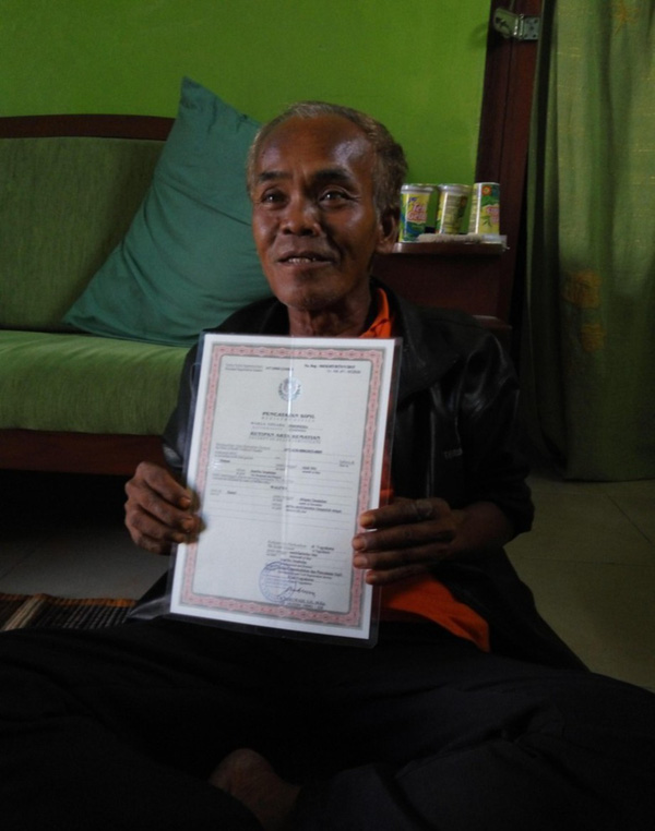 Ông Waluyo cầm giấy chứng tử của chính mình.