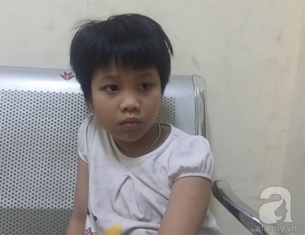 B&eacute; g&aacute;i khoảng 7 tuổi c&oacute; vẻ trầm cảm.