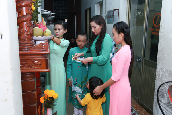 
Trước khi hát, Phi Nhung dạy các con phải khấn Tổ nghiệp và khi biểu diễn phải hát bằng cảm xúc thật.
