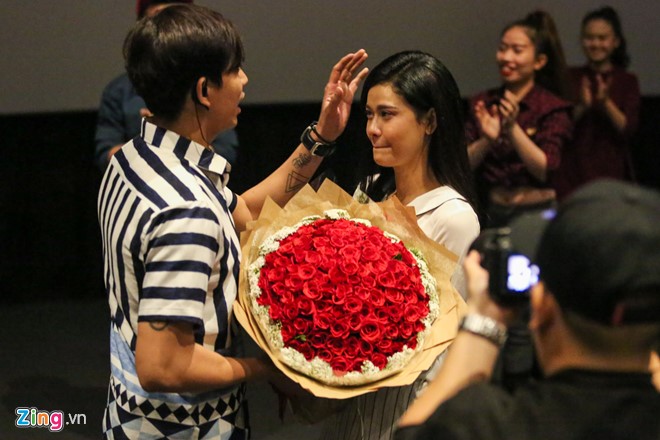 
Sau khi đoạn video kết thúc, Tim ôm bó hoa hồng, tiến đến chỗ Trương Quỳnh Anh. Nữ diễn viên sinh năm 1989 nhận lời cầu hôn của Tim trong sự cổ vũ của mọi người.
