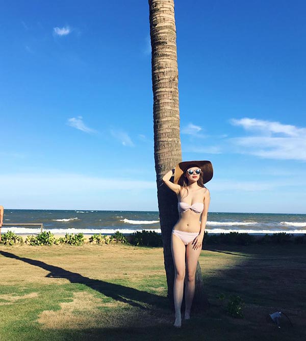 
Trên trang cá nhân thời gian gần đây, bạn gái Lê Hiếu liên tục đăng tải những khoảnh khắc khoe dáng khi mặc bikini nóng bỏng.
