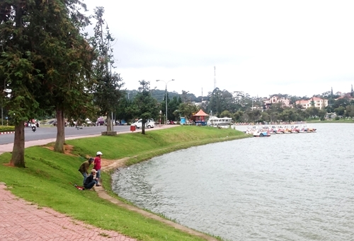 Khu vực xe đẩy chở b&eacute; trai bị gi&oacute; thổi bay xuống hồ Xu&acirc;n Hương. Ảnh: Kh&aacute;nh Hương