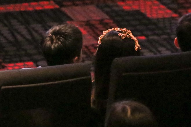 
 Vào bên trong rạp, cặp đôi mới ngồi cạnh nhau.
