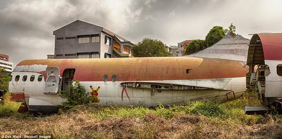 
Nội thất b&ecirc;n trong chiếc m&aacute;y bay hầu như đ&atilde; bị gỡ ra, trong khi thảm trải v&agrave; nh&agrave; vệ sinh được giữ nguy&ecirc;n. Xung quanh ch&uacute;ng đầy rẫy những m&oacute;n đồ chơi trẻ em v&agrave; vật dụng c&aacute; nh&acirc;n, c&oacute; thể do những người d&acirc;n sống gần đ&oacute; vứt ra, khiến nhiều người c&oacute; cảm gi&aacute;c như đ&acirc;y l&agrave; hiện trường của một vụ tai nạn m&aacute;y bay.
