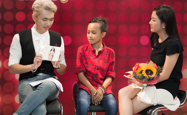 
Qu&aacute;n qu&acirc;n Idol Kids Hồ Văn Cương bất ngờ xuất hiện ở phần cuối của buổi giao lưu. Cậu b&eacute; mang b&oacute; hoa đến tặng cho vị gi&aacute;m khảo m&igrave;nh y&ecirc;u qu&yacute;.
