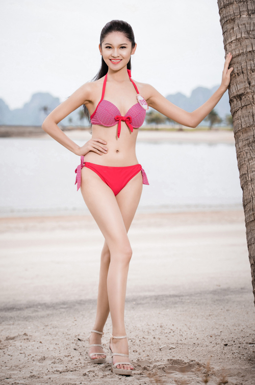 
Huỳnh Thị Thùy Dung là Hoa khôi Duyên dáng Ngoại thương. Cô có hình thể chuẩn, cao 171cm, nặng 50 kg với số đo 3 vòng 84-62-90.
