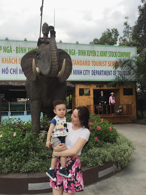 
Vy Oanh đưa bé Voi về Việt Nam gần nửa năm nay nên bé đã quen với cuộc sống ở đây.
