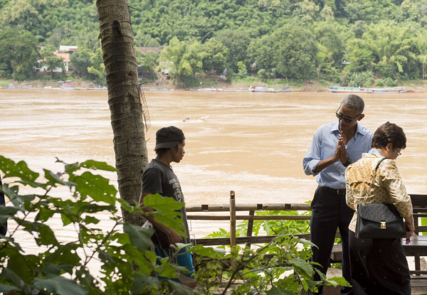 
Obama chào một người dân theo kiểu truyền thống khi dạo quanh lưu vực sông Mekong ở Luang Prabang.
