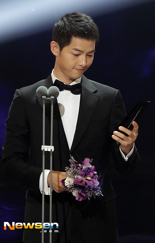 
 Song Joong Ki nhờ diễn xuất trong Hậu duệ mặt trời nhận giải Diễn viên Hàn đột phá.
