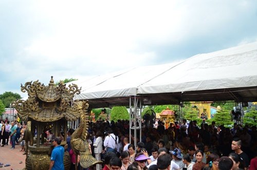 
Khán giả và nghệ sĩ đến chặt cứng tại nhà thờ Tổ của Hoài Linh.
