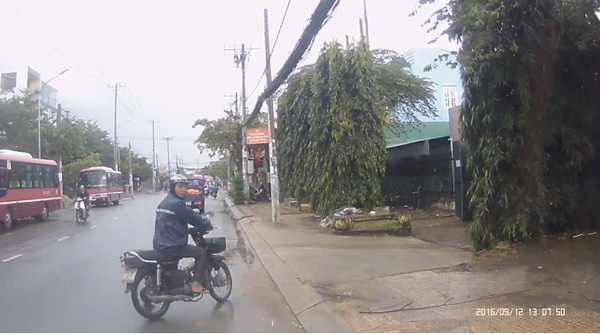 Cuối cùng, một người chạy xe ôm cũng dừng lại theo tín hiệu của anh Thịnh, đưa bé gái về nhà. Ảnh cắt từ clip.
