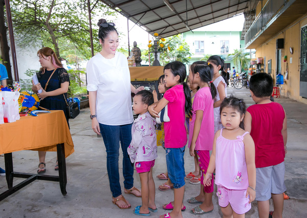 
Dương Cẩm Lynh dịu dàng trò chuyện cùng các em nhỏ tại Chùa Lá...
