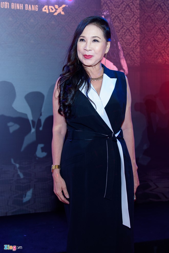 
NSƯT Kim Xuân trong vai bà Hàn, quản gia của đồn điền Sa Cát, một dung mạo hoàn toàn khác với những vai diễn trước đây của chị. Dù đã bước vào hàng U60 nhưng nữ diễn viên kỳ cựu vẫn giữ sắc vóc trẻ trung.
