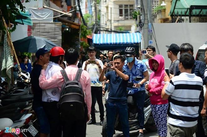 Sự xuất hiện của Hoài Linh đã thu hút sự tò mò của người dân xung quanh. Họ ùa ra hai bên đường để chờ gặp thần tượng. Hoài Linh khó xử khi bị đám đông hiếu kỳ vây đến xin chụp ảnh. Anh vội vã chụp vài tấm rồi sau đó xin lỗi mọi người.