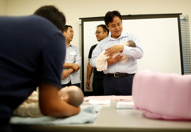 
Trong ảnh l&agrave; người đ&agrave;n &ocirc;ng đ&atilde; 42 tuổi. Anh h&agrave;o hứng tham gia kh&oacute;a học chăm con với hy vọng x&acirc;y dựng được một gia đ&igrave;nh hạnh ph&uacute;c.

