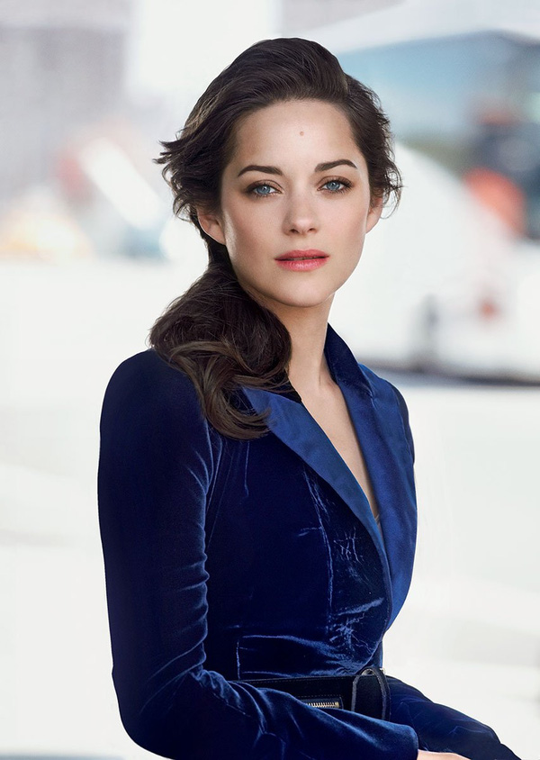 
Marion Cotillard sinh ngày 30/9/1975 tại Paris, nước Pháp. Mặc dù chỉ sở hữu chiều cao 168cm nhưng&nbsp;Cotillard luôn khiến người khác ngưỡng mộ bởi vẻ đẹp nóng bỏng và gương mặt hoàn hảo thường xuyên lọt vào bảng xếp hạng những sao nữ đẹp nhất. Không chỉ xinh đẹp, Cotillard còn sở hữu một gia tài điện ảnh khiến ai nấy đều ngưỡng mộ. Người đẹp này cũng là ngôi sao Pháp được trả thù lao cao nhất thế kỷ.
