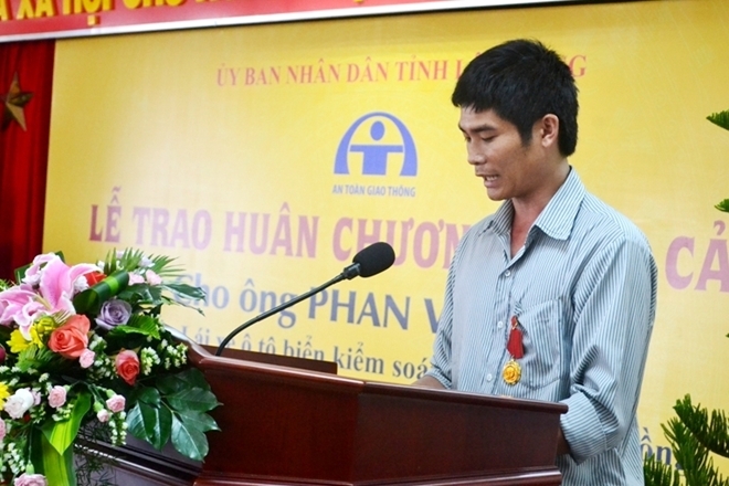 Anh Phan Văn Bắc ph&aacute;t biểu tại lễ nhận Hu&acirc;n chương Dũng cảm