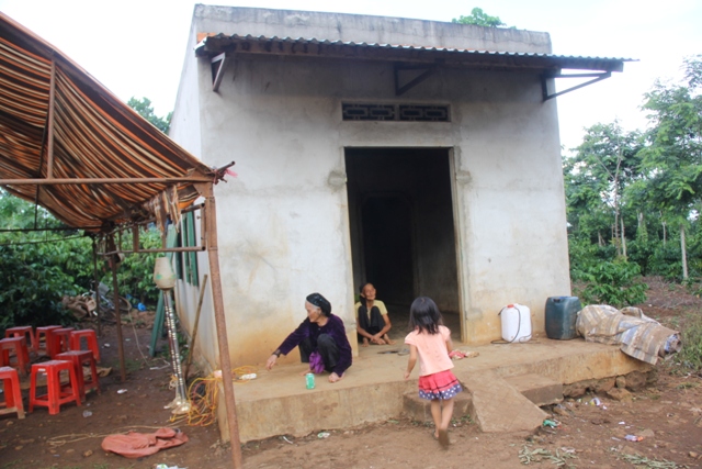 Ngôi nhà vợ chồng anh V. rộng chừng 40m2 là nơi chui vô, chui ra của 7 con người