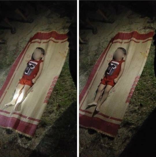 Thi thể ch&aacute;u b&eacute; được người d&acirc;n vớt l&ecirc;n đặt nằm tr&ecirc;n manh chiếu nhỏ. Ảnh: Facebook.