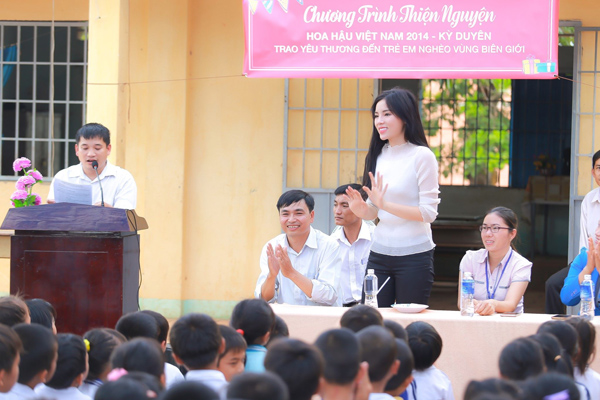 
Trước đó, Kỳ Duyên khởi hành từ Sài Gòn vào lúc sáng sớm để kịp đến một trường tiểu học ở huyện Tân Châu.
