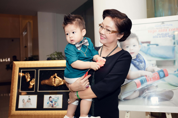 
Con trai Nhật Kim Anh được bà nội hết mực cưng chiều.
